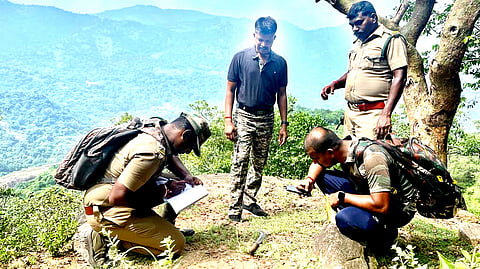 சிறுத்தைகனின் காலடித் தடங்களை ஆய்வு செய்கிறாா் மாவட்ட உதவி வனப் பாதுகாவலா் கா.கணேஷ்ராம்.