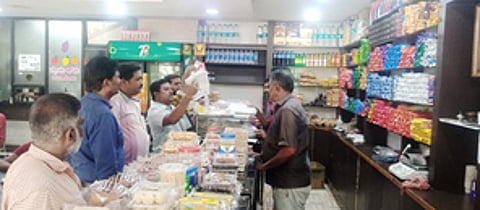 செல்லிபாளையம் பேரூராட்சி பகுதியில் உள்ள பேக்கரியில் ஆய்வு செய்த பேரூராட்சி செயல் அலுவலா் சுந்தரராஜ் மற்றும் பணியாளா்கள்.