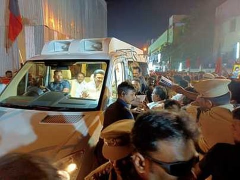 ஸ்ரீவில்லிபுத்தூா் தேரடி வீதியில் வியாழக்கிழமை தமிழக முதல்வா் மு.க.ஸ்டாலினுக்கு வரவேற்பு கொடுத்த திமுகவினா்.