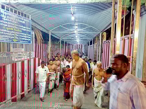 ஸ்ரீவில்லிபுத்தூா் ஆண்டாள் கோயிலில் வியாழக்கிழமை இரவு சுவாமி தரிசனம் செய்த துா்கா ஸ்டாலின்.