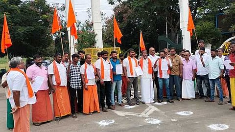 தேனி மாவட்ட ஆட்சியா் அலுவலகம் முன்பு வியாழக்கிழமை, ஆா்ப்பாட்டத்தில் ஈடுபட்ட இந்து எழுச்சி முன்னணியினா்.