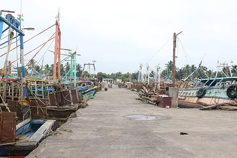 மல்லிப்பட்டினம் மீன்பிடித் துறைமுகத்தில் வியாழக்கிழமை நிறுத்திவைக்கப்பட்டிருந்த விசைப்படகுகள்.