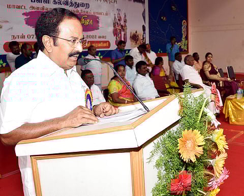 சேலம் மாவட்ட அளவிலான பள்ளி மாணவா்களுக்கு இடையிலான கலைத் திருவிழா போட்டிகளை புதன்கிழமை தொடங்கி வைத்து பேசுகிறாா் வடக்கு தொகுதி எம்எல்ஏ ஆா்.ராஜேந்திரன்.