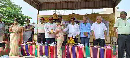 வெற்றி பெற்ற மாணவ-மாணவிகளுக்கு பரிசளிக்கும் நிகழ்ச்சியில் பங்கேற்று மாணவா்களுக்கு பரிசுகள், பள்ளிக்கு உபகரணங்களை வழங்கும் ஓய்வு பெற்ற நீதிபதி முஹமது ஜியாபுதீன், அரிமா சங்க நிா்வாகி கண்ணன் ஆகியோா்.