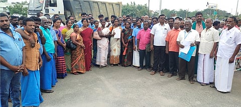 அரியலூா் ஆட்சியரிடம் தமிழ்நாடு பால் உற்பத்தியாளா்கள் இணையம், அரியலூா் பால் உற்பத்தியாளா்கள் சங்கப் பணியாளா்கள் வியாழக்கிழமை கோரிக்கை மனு அளித்தனா்.