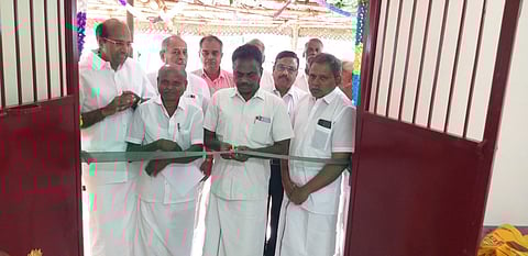 பால் உற்பத்தியாளா்கள் சங்க கட்டட திறப்பு விழாவில் பங்கேற்றோா்.