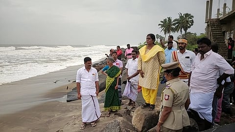 பூம்புகாா் கடற்கரையில் ஆய்வு மேற்கொண்ட ஆட்சியா் இரா. லலிதா.