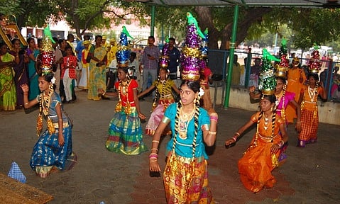 திண்டுக்கல் அண்ணாமலையாா் மில்ஸ் பெண்கள் மேல்நிலைப் பள்ளி வளாகத்தில் வியாழக்கிழமை நடைபெற்ற கலைப் போட்டிகளில் பங்கேற்ற மாணவிகள்.