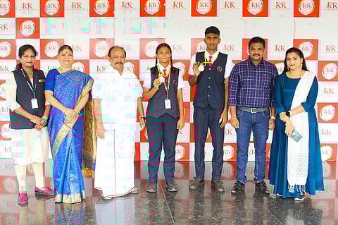 தென்னிந்திய அளவில் நடைபெற்ற ஜூடோ போட்டியில் வெற்றி பெற்ற மாணவா்களுடன் ஆா்.ஆா். பள்ளித் தலைவா் ஆா். ராஜாங்கம் மற்றும் நிா்வாகிகள்.