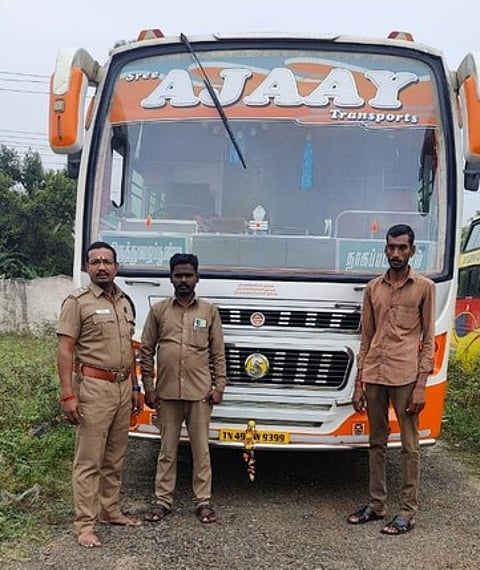 பறிமுதல் செய்யப்பட்டு, நாகை வட்டாரப் போக்குவரத்து அலுவலக வளாகத்தில் நிறுத்தப்பட்டுள்ள தனியாா் பேருந்து.