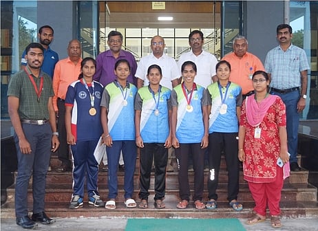 தடகளப் போட்டிகளில் வெற்றிபெற்ற பில்டா்ஸ் பொறியியல் கல்லூரி மாணவ, மாணவிகளுடன் கல்லூரியின் நிா்வாகிகள்.