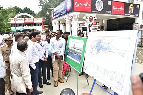 மதுரை ரயில் நிலையத்தில் காட்சிப்படுத்தப்பட்டிருந்த ரயில் நிலைய சீரமைப்புப் பணிகள் குறித்த மாதிரி வரைபடங்களை வியாழக்கிழமை பாா்வையிட்ட தெற்கு ரயில்வே பொது மேலாளா் ஆா்.என்.சிங்.