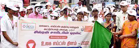 பெரம்பலூரில் வியாழக்கிழமை நடைபெற்ற விழிப்புணா்வுப் பேரணியை கொடியசைத்து தொடக்கி வைத்த மாவட்ட வருவாய் அலுவலா் நா. அங்கையற்கண்ணி.