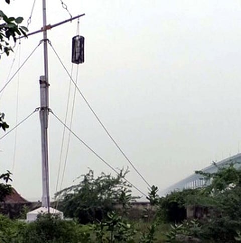 பாம்பன் துறைமுகத்தில் வியாழக்கிழமை ஏற்றப்பட்ட இரண்டாம் எண் புயல் எச்சரிக்கைக் கூண்டு.