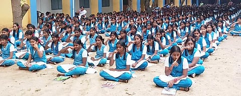 மன்னாா்குடி தூய வளனாா் பெண்கள் அரசு உதவி பெறும் மேல்நிலைப் பள்ளியில் நடைபெற்ற யோகா நிகழ்வில் மூச்சுப் பயிற்சி பெறும் மாணவிகள்.