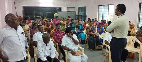 திருவாடானை அரசுப் பெண்கள் மேல்நிலைப் பள்ளியில் வியாழக்கிழமை நடைபெற்ற ஆலோசனைக் கூட்டத்தில் பேசிய மாவட்டக் கல்வி அலுவலா் பிரின்ஸ்.