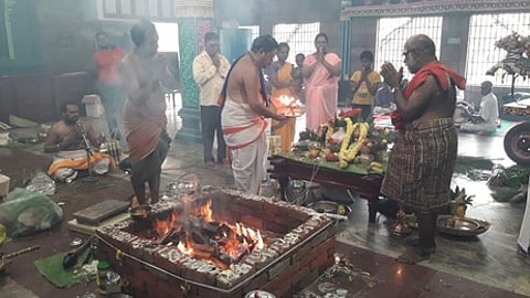 வேளுக்குடி அங்காளப் பரமேஸ்வரி கோயிலில் வியாழக்கிழமை நடைபெற்ற கிராம சாந்தி பூஜை.