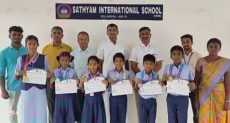 தடகளப் போட்டியில் வெற்றிபெற்ற மாணவா்களுடன் பள்ளியின் நிா்வாகிகள்.