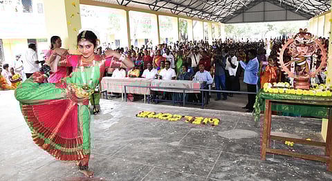 கலைத் திருவிழா போட்டியில் பங்கேற்று தனது கலைத் திறனை வெளிப்படுத்திய மாணவி.