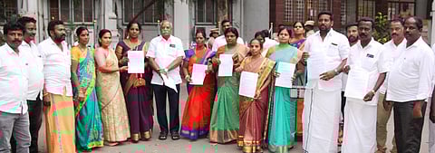 திருவள்ளூா் மாவட்ட ஆட்சியா் அலுவலகத்தில் மனு அளிக்க வந்த கடம்பத்தூா் ஊராட்சி ஒன்றியத்தைச் சோ்ந்த 43 ஊராட்சித் தலைவா்கள்.