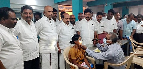 இலவச கண் சிகிச்சை முகாமைத் தொடக்கி வைத்த எம்எல்ஏ அ.செ.வில்வநாதன். உடன் வேலூா் மாவட்ட ஊராட்சிக் குழு தலைவா் மு. பாபு.