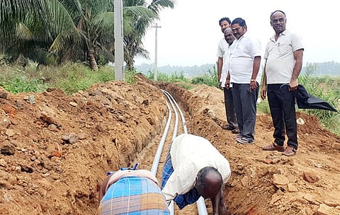 மாதனூரில் குடிநீா் பைப் லைன் அமைக்கும் பணியை ஆய்வு செய்த ஒன்றியக் குழு தலைவா் ப.ச.சுரேஷ்குமாா்.