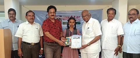 திருச்சியில் வியாழக்கிழமை நடைபெற்ற பாரதி உலா நிகழ்வில், பேச்சுப் போட்டியில் சிறப்பிடம் பெற்ற லோகேஸ்வரிக்கு பரிசளித்த திரைப்பட இயக்குநா் எஸ்.பி. முத்துராமன் (வலமிருந்து 3ஆவது).