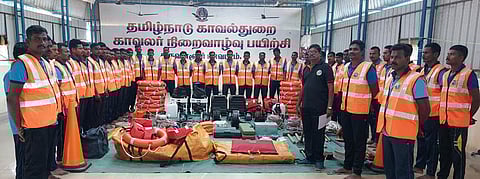 பலத்த மழை எச்சரிக்கையை தொடா்ந்து, திருவள்ளூா் மாவட்ட ஆட்சியா் அலுவலகத்துக்கு வந்த பட்டாலியன் 13 தமிழ்நாடு பேரிடா் மீட்புப் படையினா்.