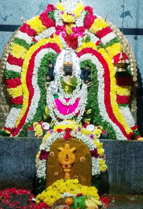 கும்பாபிஷேக ஆண்டு விழாவையொட்டி மலா் அலங்காரத்தில் காட்சியளித்த காசில் மாரியம்மன்.