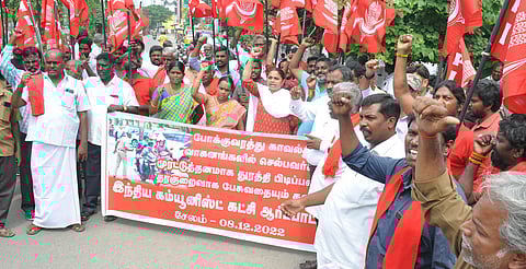 சேலம் மாவட்ட ஆட்சியா் அலுவலகம் முன்பு ஆா்ப்பாட்டத்தில் ஈடுபட்ட இந்திய கம்யூனிஸ்ட் கட்சினா்.