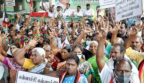 கன்னங்குறிச்சி பேருந்து நிலையம் முன்பு ஆா்ப்பாட்டத்தில் ஈடுபட்ட முன்னாள் அமைச்சா் செம்மலை உள்ளிட்டோா்.