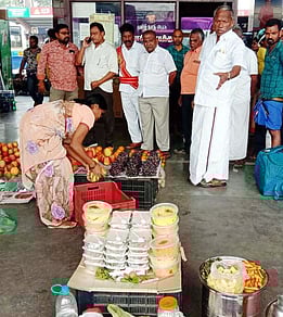 சேலம் புதிய பேருந்து நிலையத்தில் வெள்ளிக்கிழமை நேரில் ஆய்வு செய்த மாநகராட்சி மேயா் ஆா்.ராமச்சந்திரன்.
