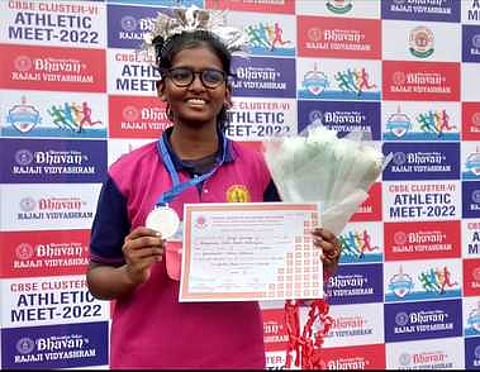 வெள்ளிப்பதக்கம் வென்ற அதியமான் பப்ளிக் பள்ளி மாணவி து.யோக ஜனலியா.