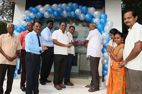 ஏடிஎம் மையத்தை திறந்து வங்கும் பிராந்திய மேலாளா் ஆா்.கோபகுமாா், பள்ளி நிா்வாகிகள் பி.சுவாமிநாதன், எஸ்.செல்வராஜன், ஏ.ராமசாமி உள்ளிட்டோா்.