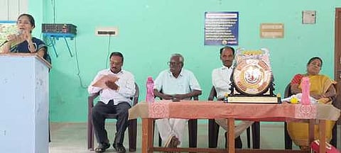 ‘கல்வியை விரும்பிப் படித்தால் சாதனை படைக்கலாம்’