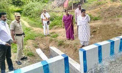 தருமபுரி மாவட்டம் மொரப்பூா் ஊராட்சியில் மேற்கொள்ளப்பட்டுவரும் வளா்ச்சி திட்டப்பணிகளை நேரில் சென்று பாா்வையிட்டு ஆய்வு செய்யும் மாவட்ட ஆட்சியா் கி.சாந்தி.