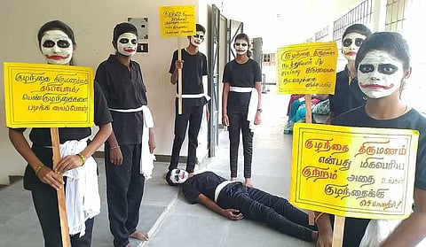 தருமபுரி அவ்வையாா் அரசு பெண்கள் மேல்நிலைப்பள்ளியில் மாவட்ட கல்வித்துறை சாா்பில் நடைபெற்ற கலைத்திருவிழாவில் பங்கேற்ற பள்ளி மாணவ, மாணவியா்.