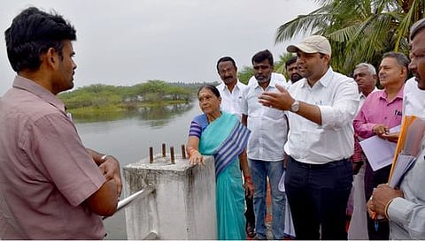 அவல்பூந்துறையில் 196 ஏக்கா் பரப்பில் புதிய குளம்: ஆட்சியா் ஆய்வு