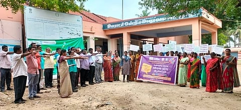 முசிறி ஊராட்சி ஒன்றிய அலுவலகம் முன் வெள்ளிக்கிழமை உறுதியேற்றோா்.