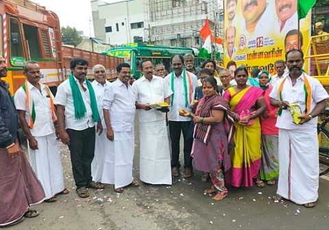 சோனியா காந்தியின் பிறந்த நாளை முன்னிட்டு முசிறி கை காட்டியில் வெள்ளிக்கிழமை பொதுமக்களுக்கு இனிப்பு வழங்கிய காங்கிரஸ் கட்சியினா்.