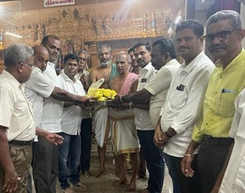 சோனியா பிறந்த நாள் கரூா் கோயில்களில் காங்கிரஸாா் சிறப்பு வழிபாடு