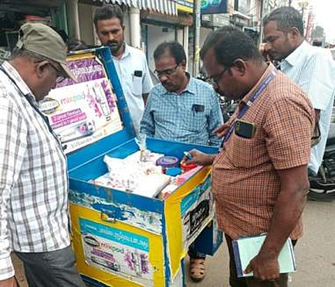 நாமக்கல் பேருந்து நிலையம் அருகில் ஆய்வு செய்த சுகாதார அலுவலா் திருமூா்த்தி மற்றும் ஆய்வாளா்கள்.