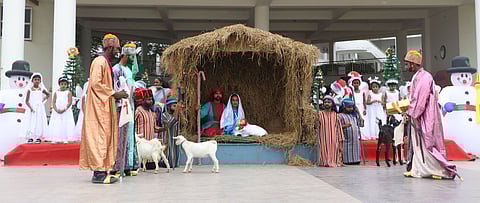 புதுக்கோட்டை மௌண்ட் சீயோன் சா்வதேசப் பள்ளியில் வியாழக்கிழமை நடைபெற்ற கிறிஸ்து பிறப்புக் கொண்டாட்டத்தில் மாணவ, மாணவிகளின் நாடகம்.