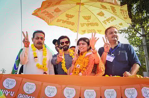 குஜராத் பேரவைத் தோ்தலில் பாஜக சாா்பில் போட்டியிட்டு வென்ற ரிவாபா ஜடேஜா. உடன் அவரது கணவா் ரவீந்திர ஜடேஜா.