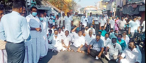 விஷ்ணுகாஞ்சி காவல் நிலையம் முன்பாக சாலை மறியலில் ஈடுபட்ட அதிமுக நிர்வாகிகள் மற்றும் தொண்டர்கள்