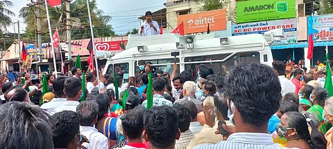 தஞ்சாவூர் கல்லுக்குளத்தில் வியாழக்கிழமை காலை பேசிய உதயநிதி ஸ்டாலின்.
