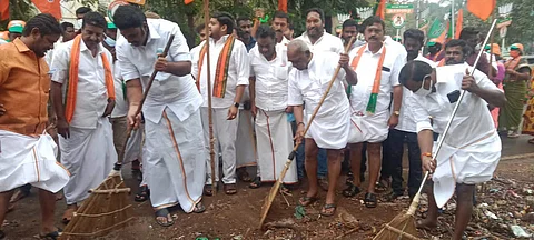 தஞ்சாவூர் புதிய வீட்டு வசதி வாரிய குடியிருப்புப் பகுதியில் வெள்ளிக்கிழமை பிரசாரம் செய்து தூய்மைப் பணியில் ஈடுபட்ட பொன். ராதாகிருஷ்ணன்.