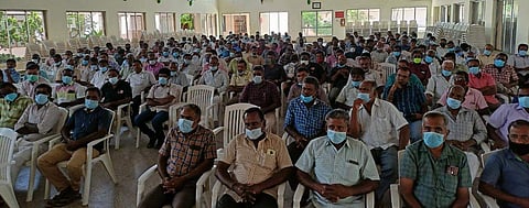 கூட்டத்தில் பங்கேற்ற விசைத்தறியாளர்கள்