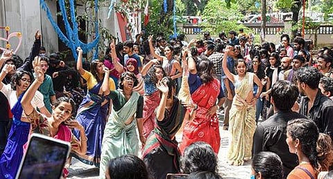 கேரள கல்லூரியில் அரங்கேறிய காதலர் தினக் கொண்டாட்டம்