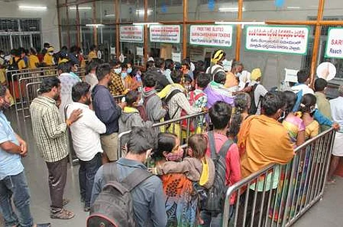திருப்பதியில் தேவஸ்தான சா்வ தரிசன டோக்கன்கள் பெற காத்திருக்கும் பக்தா்கள்.